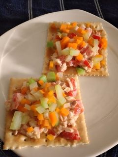 Una foto de Ensalada con mayonesa servida en saladitas