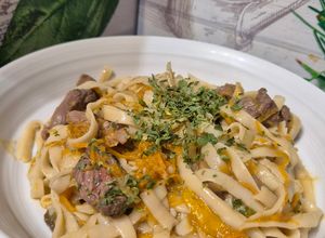 Une photo de Tagliatelles fraîches thaï au boeuf en cocotte