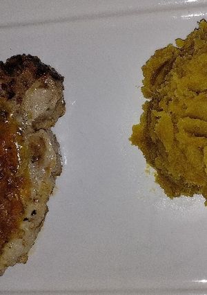Una foto de Costeletas de cerdo con cebolla caramelizada