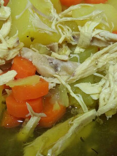 Una foto de Sopa de pollo asado y verduras!😋