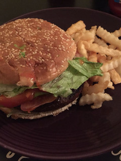Una foto de Hamburguesas hechas en casa 😍😘😚
