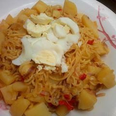 A picture of Potatoes and noodles.