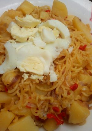 A picture of Potatoes and noodles.