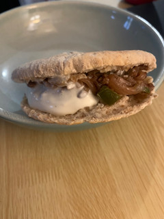 Une photo de Pains pita sauce yaourt Grec viande hachée, oignons, poivrons 🫑,cheddar râpé
