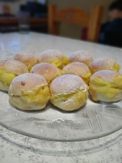 Una foto de Miguelitos relleno de crema pastelera
