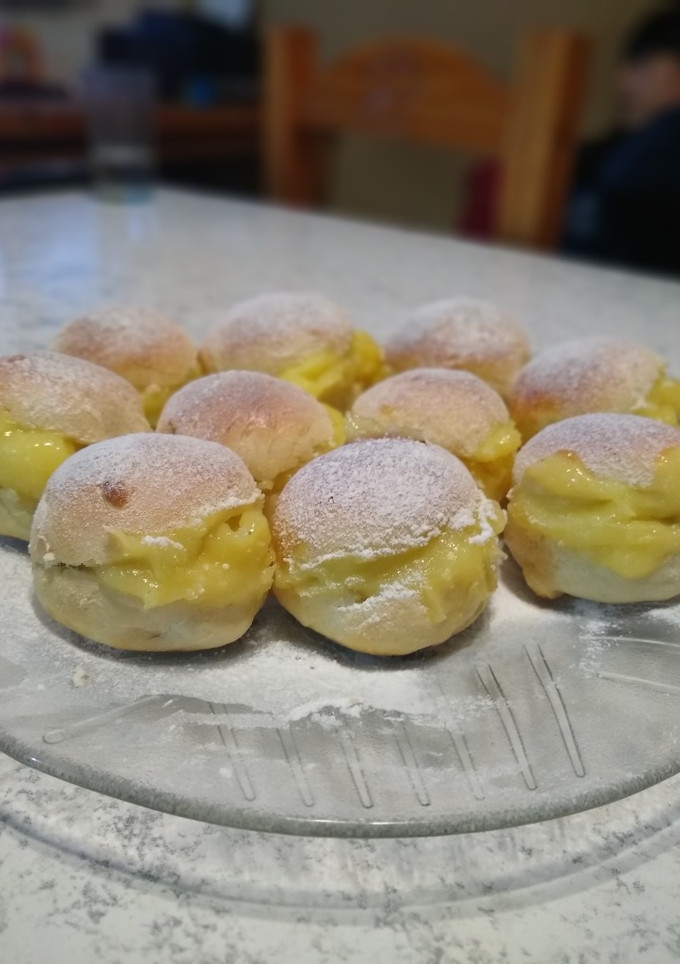 Una foto de Miguelitos relleno de crema pastelera