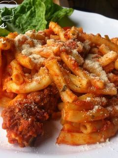 Rakott makaróni csípős húsgombóccal és koktélparadicsommal recept fotója