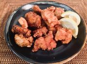 Una foto di petto di pollo con patate