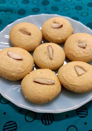 A picture of Besan naan khatai 🫓🫓.