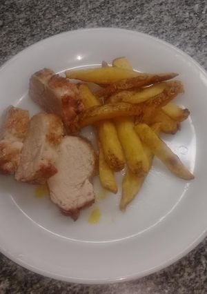 Una foto de Lomito de cerdo con papas rústicas
