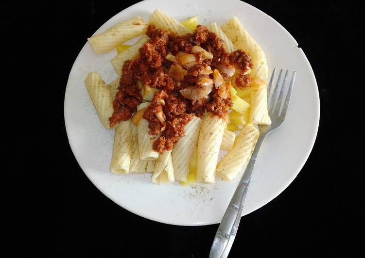 Macaroni, potota and minced meat