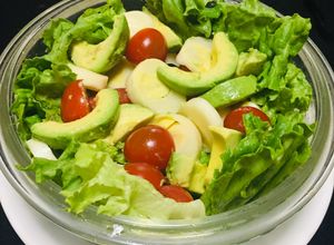 Una foto de Ensalada de Lechuga palmitos aguacate Tomatitos Cherry 🍅🥑