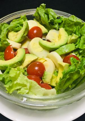 Una foto de Ensalada de Lechuga palmitos aguacate Tomatitos Cherry 🍅🥑