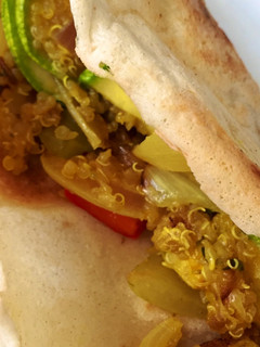 Una foto de Fajitas rellenas de salteado de verduras y quinoa