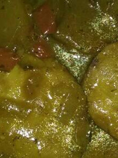 Una foto de Medallones de merluza con patatas y salsa