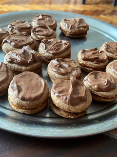 Una foto de Alfajores rellenos de dulce de leche con baño de chocolate