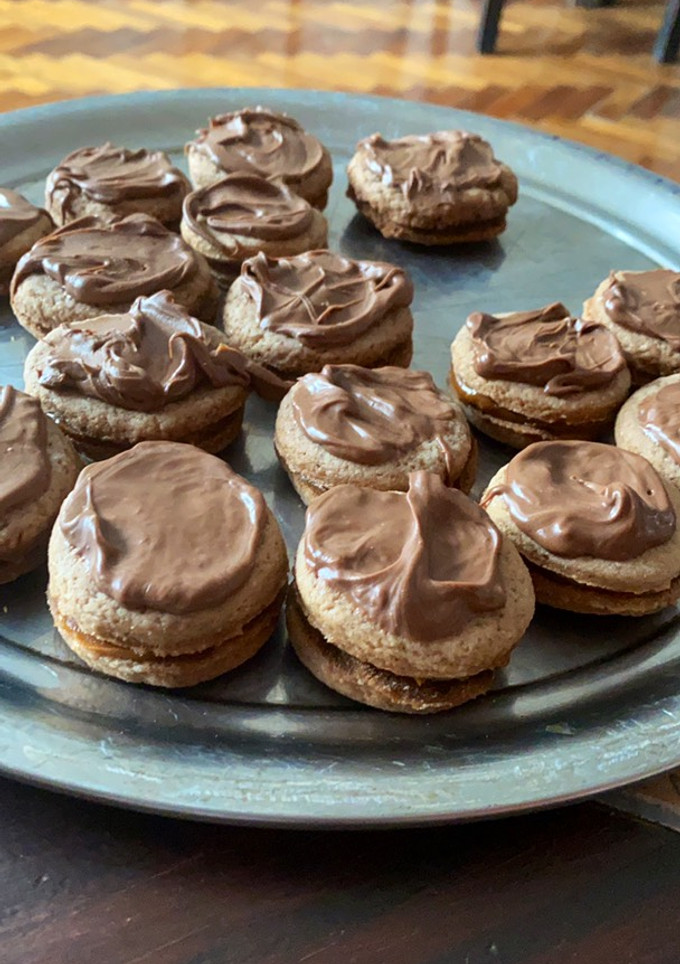 Una foto de Alfajores rellenos de dulce de leche con baño de chocolate