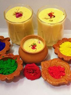 केसर ठंडाई(kesar thandai recipe in hindi) रेसिपी मुख्य फोटो