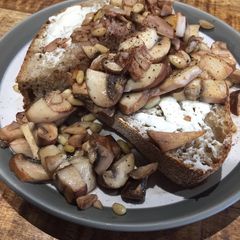 Quick mushroom lunch A picture of Quick mushroom lunch.