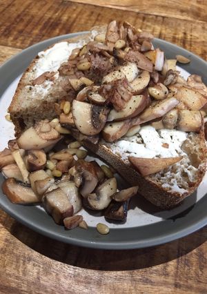 A picture of Quick mushroom lunch.