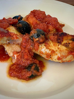 Una foto de Pollo al horno con tomate