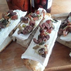 A picture of Sig's Simple Goats Cheese Delight.