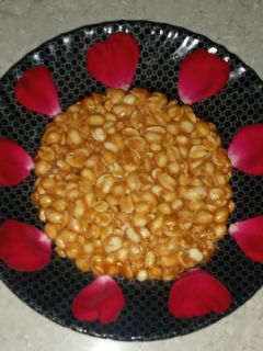 मूंगफली की चिक्की (moongfali ki chikki recipe in Hindi) रेसिपी मुख्य फोटो