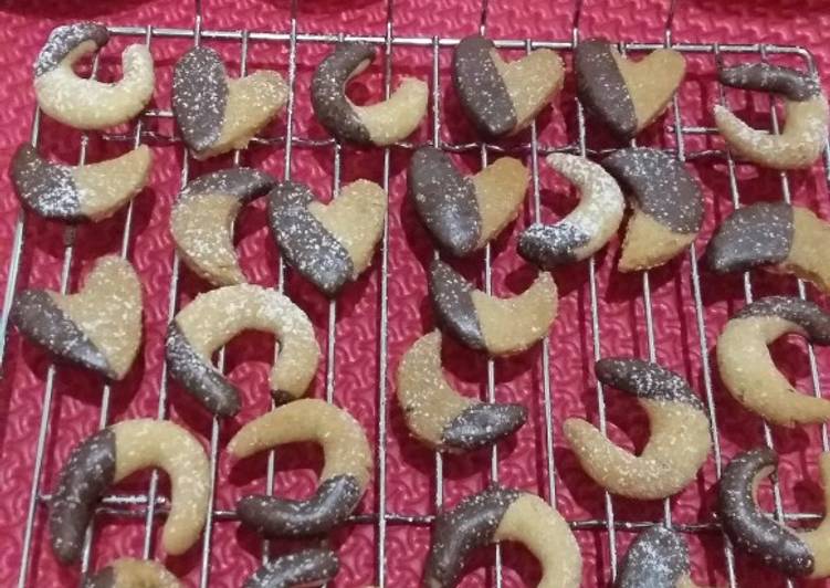 Langkah Mudah untuk Membuat Almond Crescent Cookies, Menggugah Selera