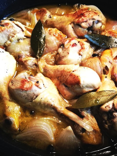 Una foto de Jamóncitos de pollo con cebolla al vino blanco