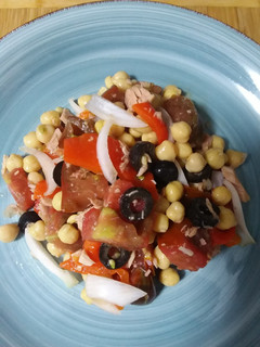 Una foto de 🥗 Ensalada clásica 🏛️de garbanzos