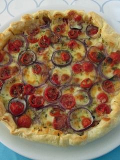 Foto di Torta Salata con Pomodorini Cipolle e Mozzarelline