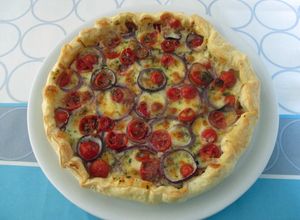 Foto di Torta Salata con Pomodorini Cipolle e Mozzarelline