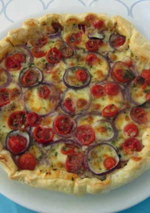 Foto di Torta Salata con Pomodorini Cipolle e Mozzarelline