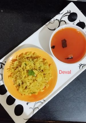 A picture of ટમેટાનું સૂપ અને વધારેલાં ભાત.