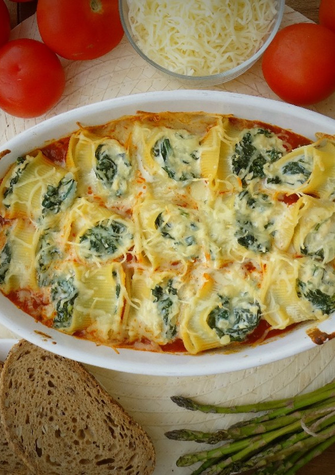 Una foto de Pasta rellena de espinacas, skyr y tofu