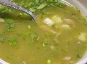 Una foto de pozole con chile poblano