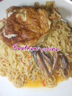 Indomie da soyayyen kwai da kifi ainihin hoton girkin