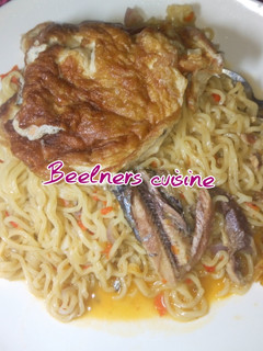 Indomie da soyayyen kwai da kifi ainihin hoton girkin