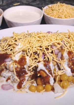 A picture of Aloo tikki chat.