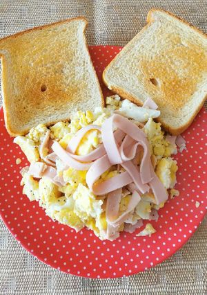 Una foto de Infaltable... Huevos Revueltos con Jamón de Pavita