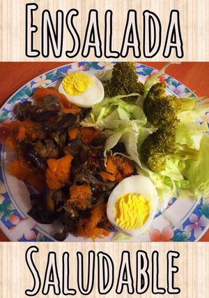 Una foto de Ensalada nutritiva (berenjena calabaza lechuga huevo y brócoli)
