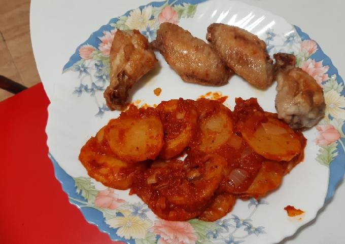 Alitas de pollo fritas acompañadas de patatas con tomate Receta de Luz-  Cookpad