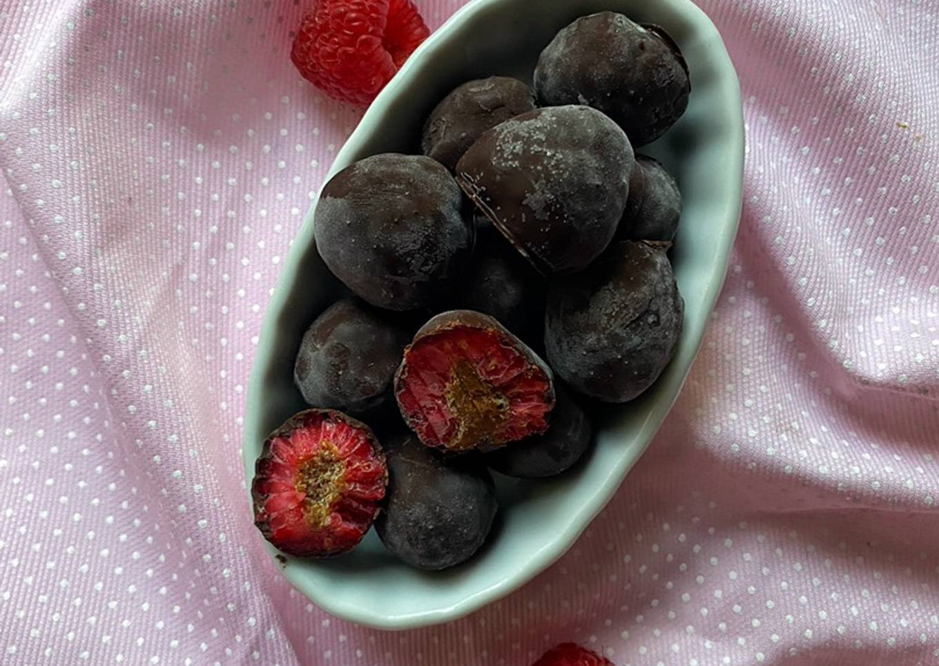 Frambuesas congeladas bañadas en chocolate (vegano y saludable)
