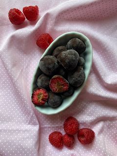 Una foto de Frambuesas congeladas bañadas en chocolate (vegano y saludable)