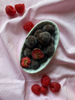 Una foto de Frambuesas congeladas bañadas en chocolate (vegano y saludable)