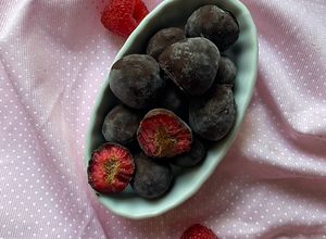 Una foto de Frambuesas congeladas bañadas en chocolate (vegano y saludable)