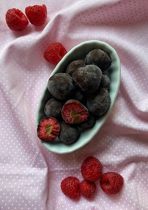 Una foto de Frambuesas congeladas bañadas en chocolate (vegano y saludable)