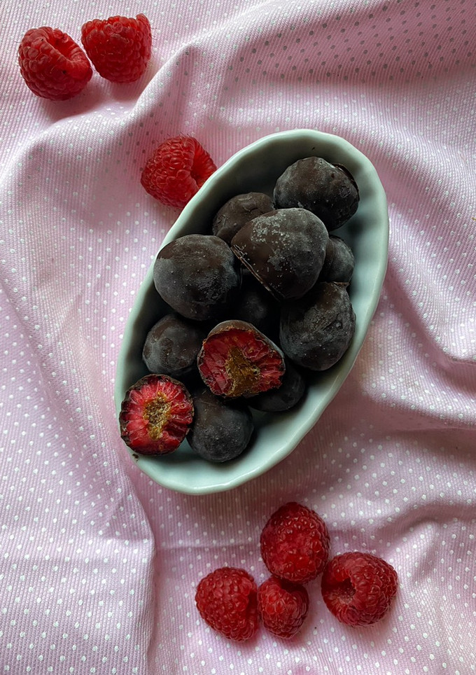 Una foto de Frambuesas congeladas bañadas en chocolate (vegano y saludable)