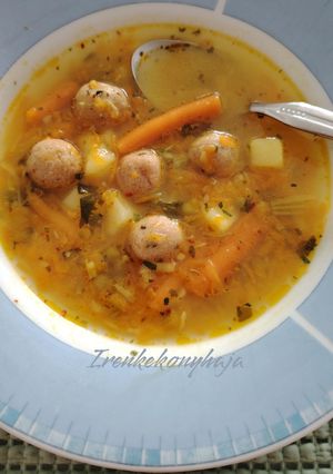 Reszelt zöldségleves májgombóccal gluténmentesen gyors főző edényben főzve recept fotója
