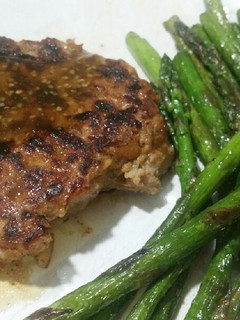 Una foto de Cena ligera y rápida de hamburguesa de pavo con espárragos